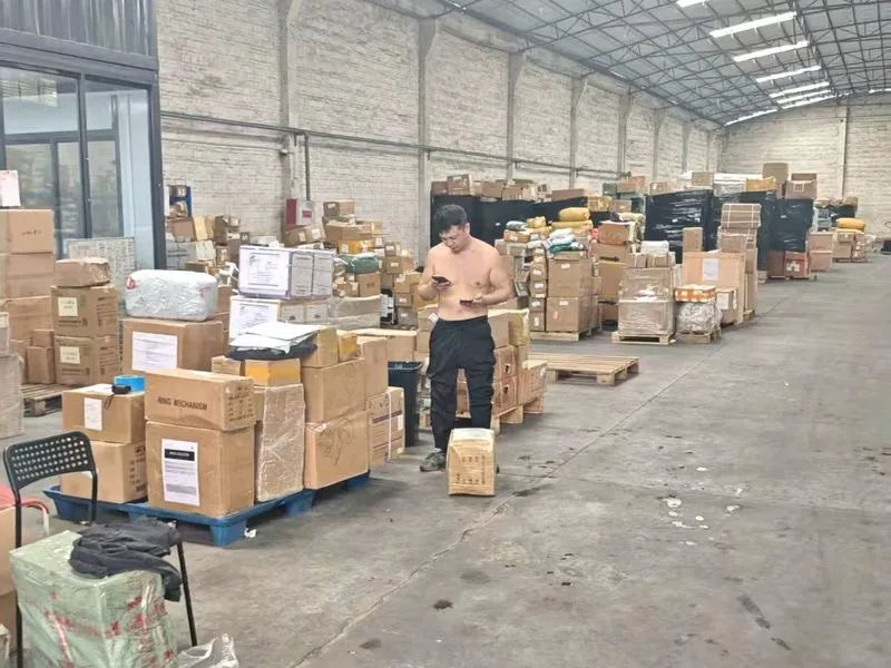 乐从仓收货区，工人正在搬货